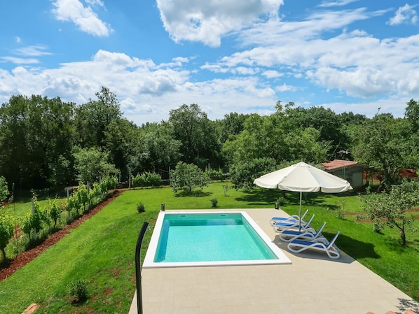 Schwimmbad, Eigentum, Grundeigentum, Natürliche Landschaft, Estate, Gras, Haus, Freizeit, Baum, Zuhause