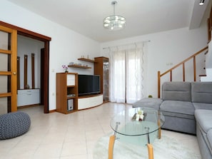 Zimmer, Möbel, Eigentum, Wohnzimmer, Interior Design, Gebäude, Fussboden, Haus, Tabelle, Decke