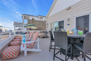 Amazing 6 BR 4 bath home 100 steps to boardwalk and beach - upper balcony