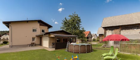 Haus mit Pool und Spielzeug