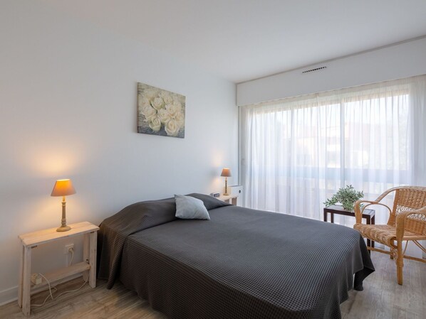 Möbel, Eigentum, Komfort, Pflanze, Holz, Textil, Beleuchtung, Schatten, Flooring, Interior Design