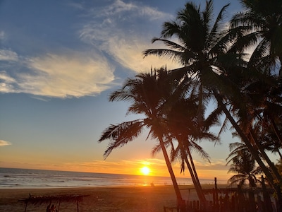 Los Bungalows en mera orilla del mar pacifico, duermen hasta 11