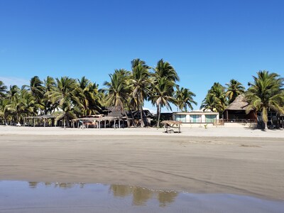 Los Bungalows en mera orilla del mar pacifico