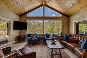 Welcome to Cool Stream Lodge!
