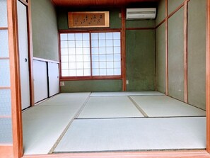 Japanese-style room 6 tatami mats ③