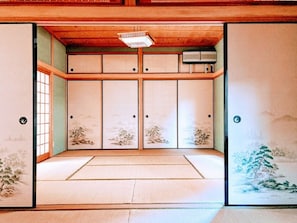 Japanese-style room 8 tatami mats ②