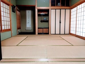 Japanese-style room 8 tatami mats ①