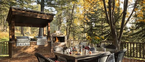 Private patio with outdoor dining - Summer