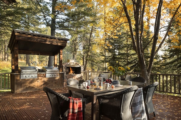 Private patio with outdoor dining - Summer