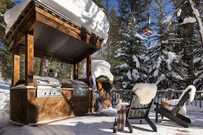 Private patio with outdoor dining - Winter