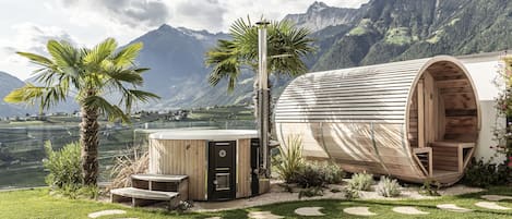 Wellness-Garten mit Sauna und Whirlpool bei bestem Bergblick