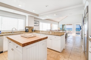 Kitchen facing the beach