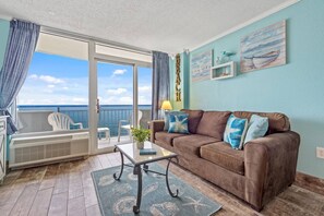 Relaxing Ocean Overlooking Living Room