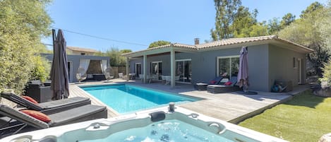 Villa avec piscine et jacuzzi