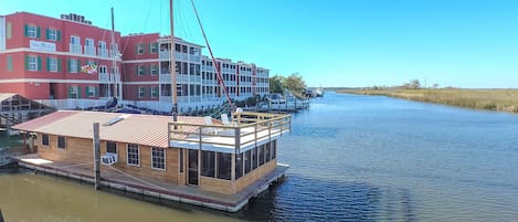 A Fishermans Retreat Floating Houseboat
 