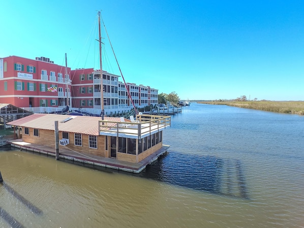 A Fishermans Retreat Floating Houseboat
 