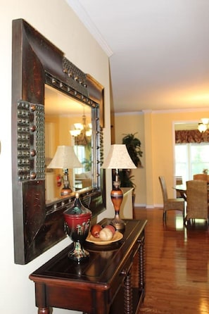 Hallway facing the Breakfast nook. 