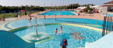 Parc aquatique avec 4 piscines extraordinaires