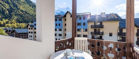 Balcon avec vue sur les montagnes