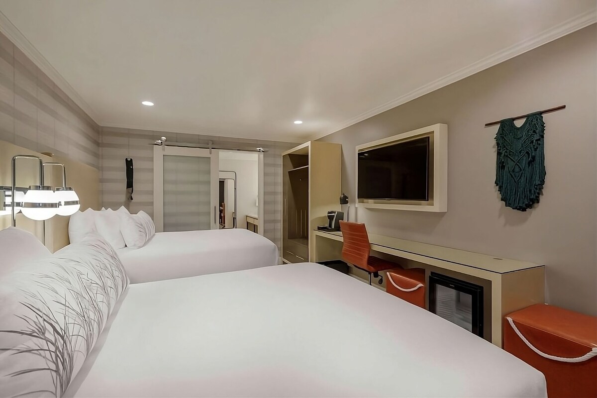 Central location! Stylish Room, Courtyard with Fire Pits, Free Parking & Gym