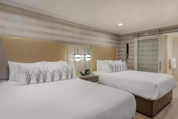 Comfortable unit with 2 Queen size beds. Exact unit will be assigned upon arrival. Views, colors and decor may vary.