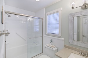 20-Beachwood-Villas-8F-Bathroom