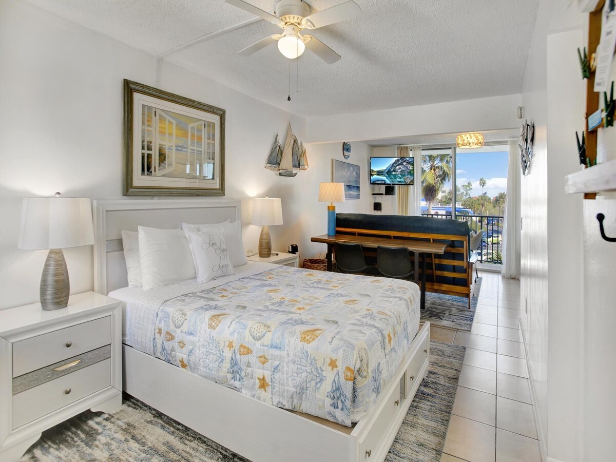Bayside Condos Studio 23 Pool, Bay Views. Walk to Beach