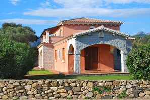 Vista frontal de la propiedad