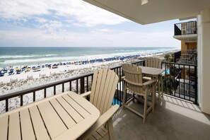 Enjoy a meal together on the balcony