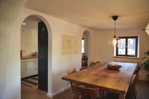 Dining Room Table and views to the kitchen