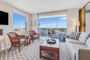 The cozy and comfortable studio, with a west and northwest view is ready to welcome you with everything you need for a beach getaway.