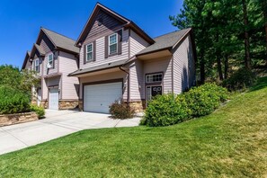 Nested in the lower Rattlesnake this home provides great access to downtown and many outdoor activities. 