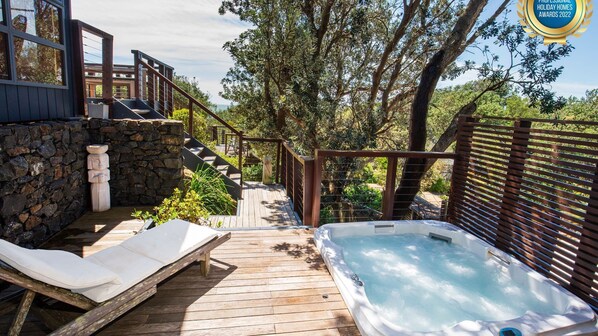 Outdoor spa tub