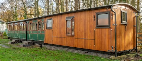 The Railway Carriage: Front elevation