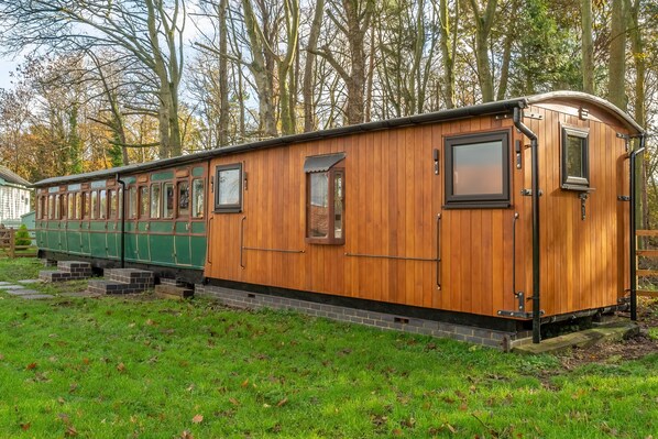 The Railway Carriage: Front elevation