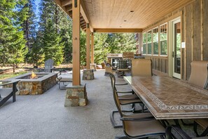 Good Living Inn: - Large entertaining deck with comfortable furniture, gas fire pit, and a private hot tub.