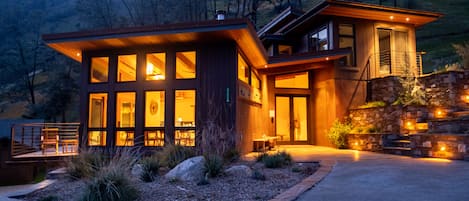 A home created in honor of the splendor of Yosemite and the Merced River Canyon.