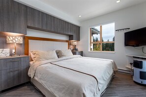 Primary bedroom: King bed, TV