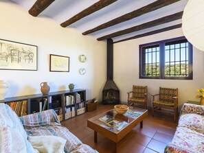 Table, Picture Frame, Property, Furniture, Couch, Window, Building, Wood, Interior Design, Living Room