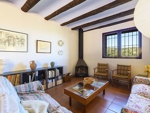 Table, Picture Frame, Property, Furniture, Couch, Window, Building, Wood, Interior Design, Living Room