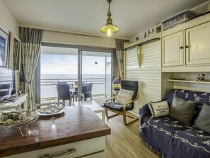Zimmer, Eigentum, Möbel, Interior Design, Wohnzimmer, Gelb, Blau, Gebäude, Decke, Fussboden