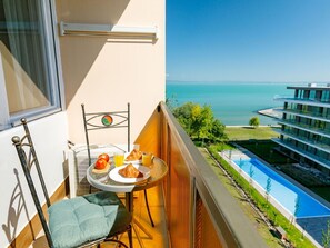 Gebäude, Möbel, Himmel, Wasser, Azurblau, Schatten, Interior Design, Gartenmöbel, Strandresort, Stuhl