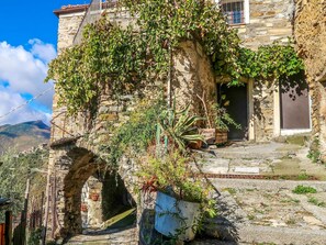 Plante, Bâtiment, Ciel, Fenêtre, Bleu, Bleu Azur, Végétation, Chalet, Nuage, Maison