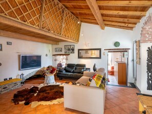 Bilderrahmen, Couch, Eigentum, Gebäude, Holz, Wohnzimmer, Interior Design, Flooring, Fussboden, Strahl