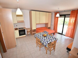 Zimmer, Eigentum, Möbel, Gebäude, Fussboden, Interior Design, Haus, Decke, Grundeigentum, Tabelle
