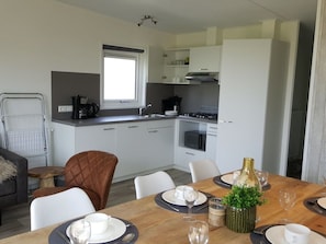 Tabelle, Möbel, Eigentum, Cabinetry, Geschirr, Stuhl, Countertop, Dishware, Holz, Küche