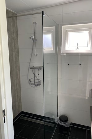 Armatur, Duschkopf, Duschtür, Fenster, Dusche, Duschpaneel, Badezimmer, Gebäude, Tür