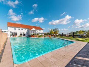 L'Eau, Nuage, Ciel, Plante, Bâtiment, Piscine, Bleu Azur, Arbre, Maison, Mobilier De Jardin