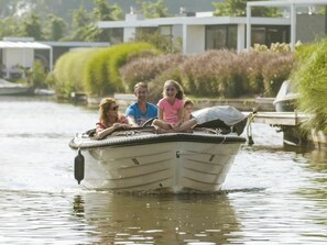 Water, Fabriek, Boot, Voertuig, Watercraft, Boten En Varen - Materialen En Benodigdheden, Meer, Gebouw, Boom, Bank