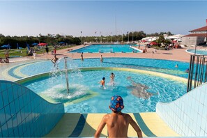 Parc aquatique avec 4 piscines extraordinaires